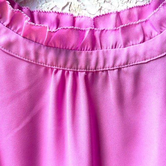 Sleeveless blouse with Ruffle detail - Picture 2 of 4